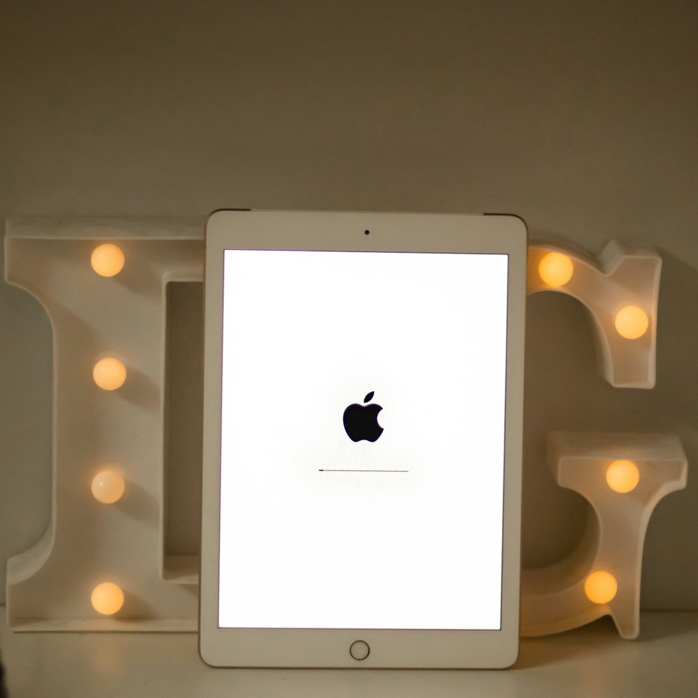 iPad blanco sobre mesa blanca