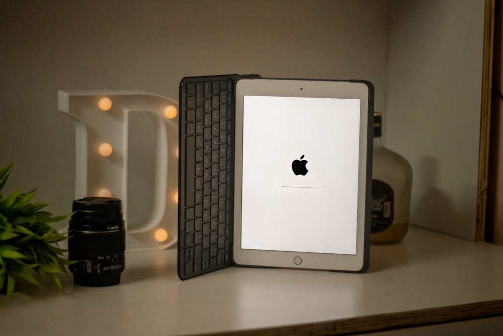 iPad argentato su tavolo bianco