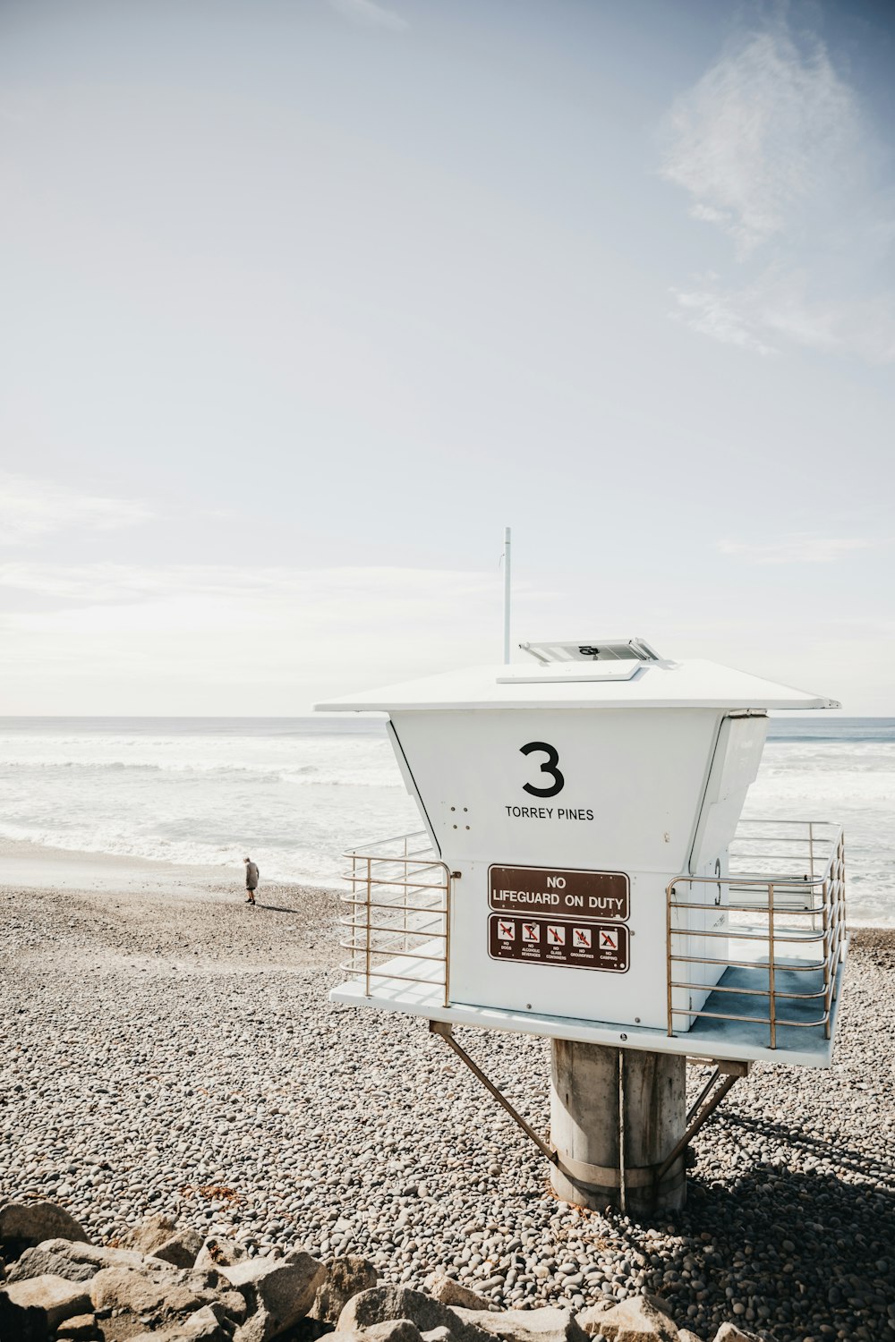 Weißes Rettungsschwimmerhaus tagsüber am Strand