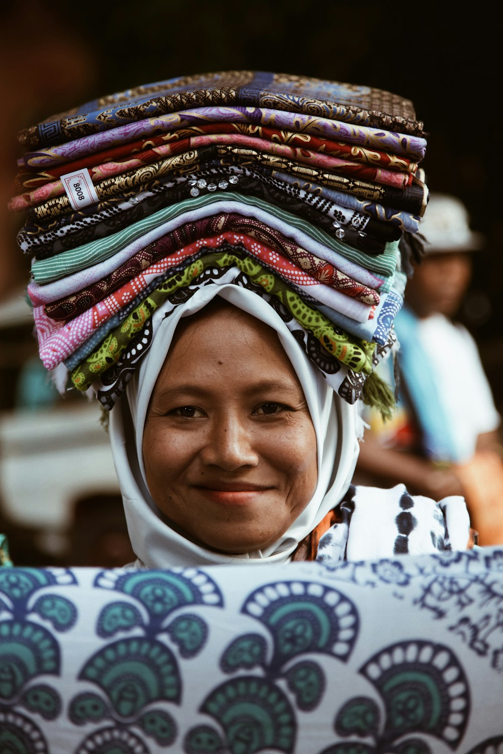 mujer con hiyab blanco, azul y rojo