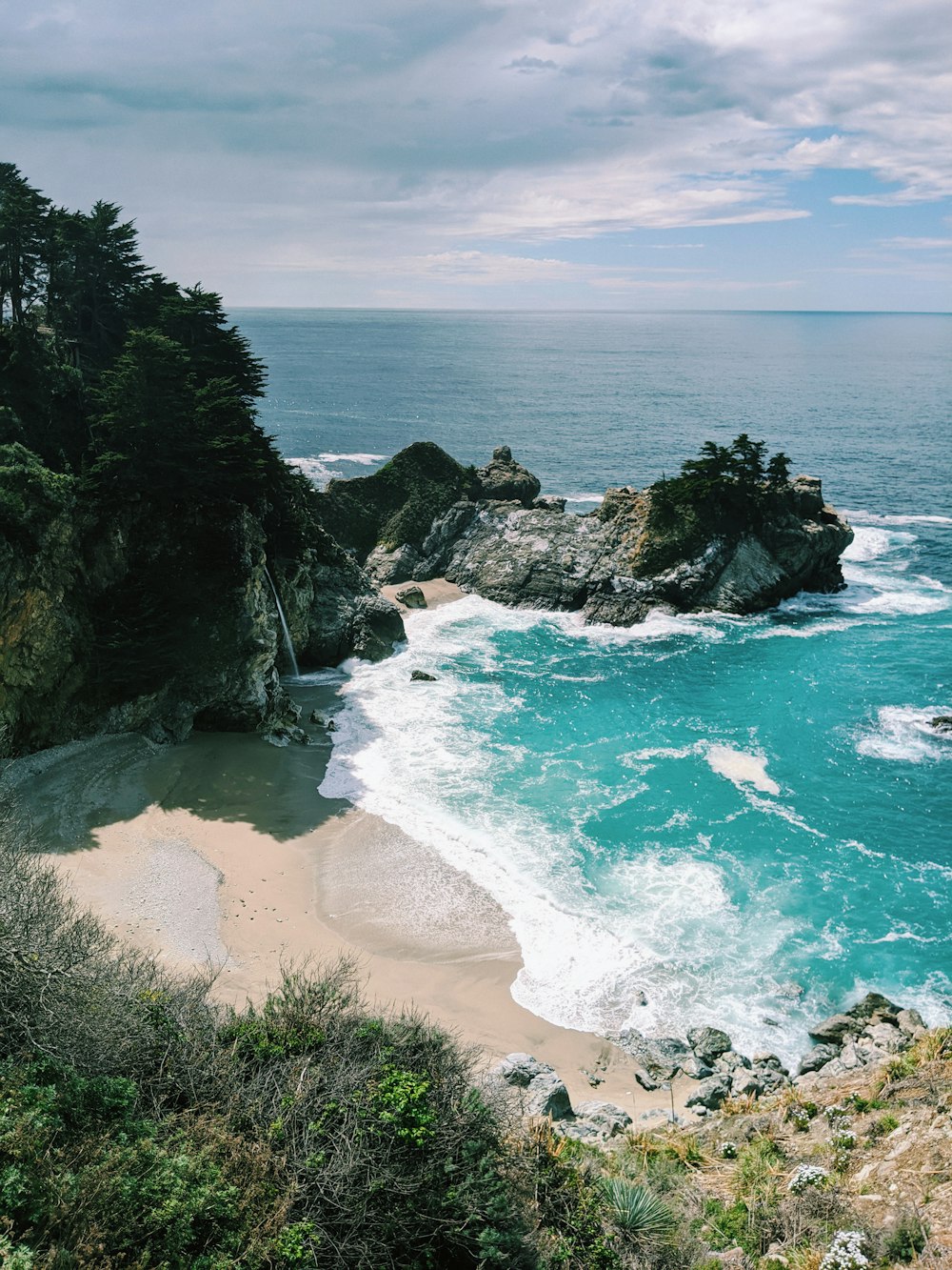 Vista aérea de la playa durante el día