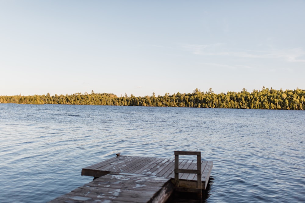 Braunes Holzdock am See tagsüber