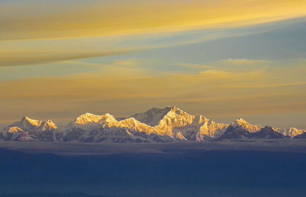 Schneebedeckter Berg unter blauem Himmel tagsüber