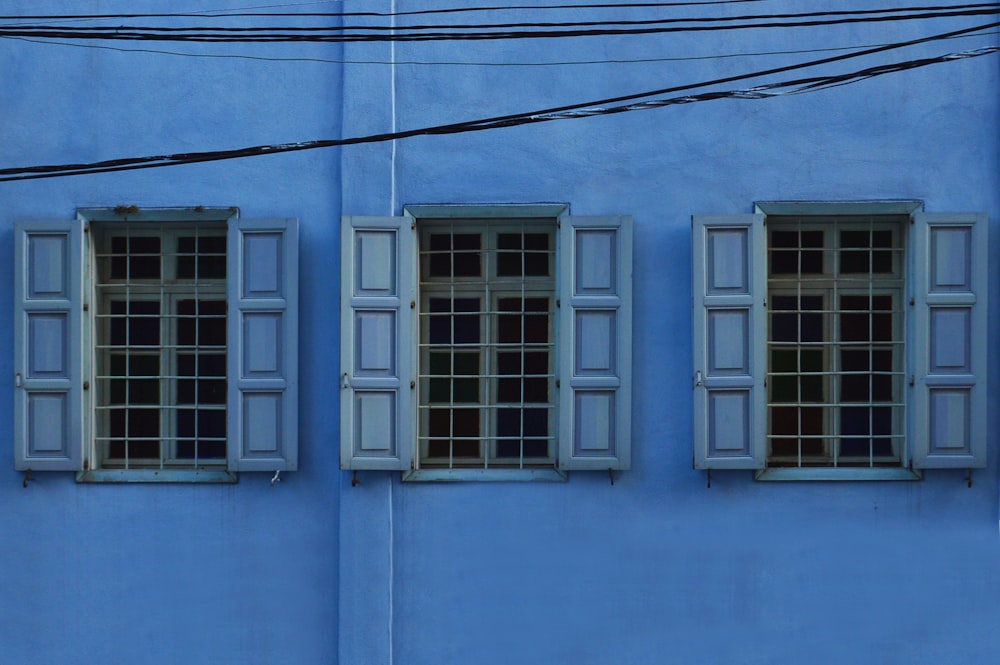 Bâtiment en béton bleu avec cadre de fenêtre blanc