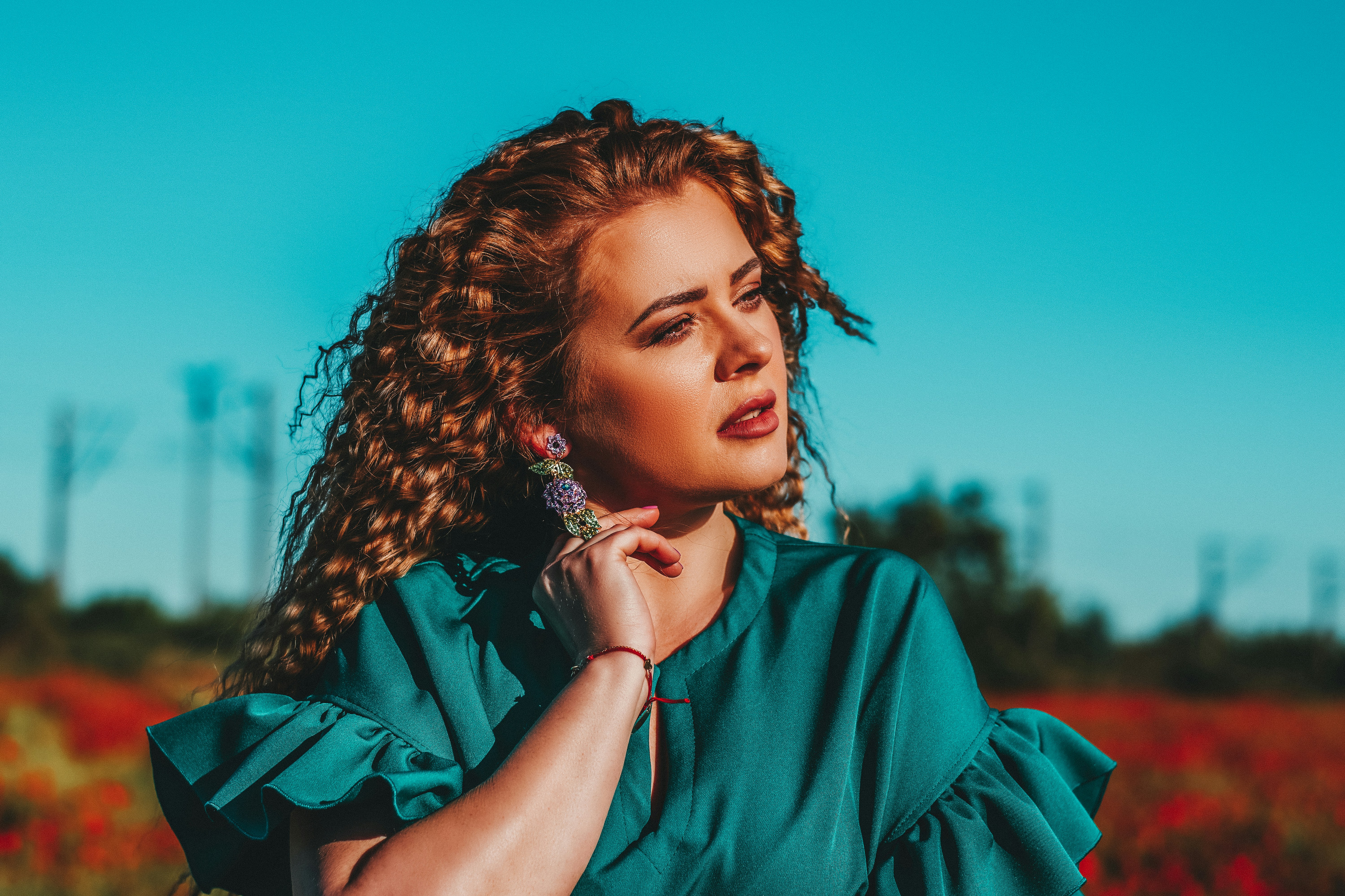 Woman in blue and black dress photo Free România Image on Unsplash