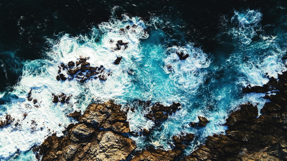 Olas de agua azules y blancas