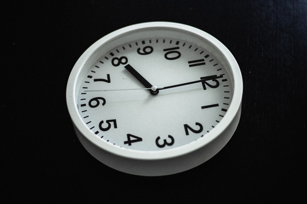 Horloge murale analogique blanche à 10h00 photo – Photo Gris Gratuite sur  Unsplash