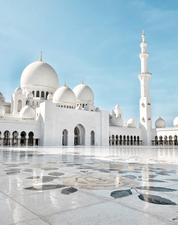 bu Dhabi é uma bela cidade no continente de uma ilha no Golfo Pérsico. É a mistura perfeita de cultu