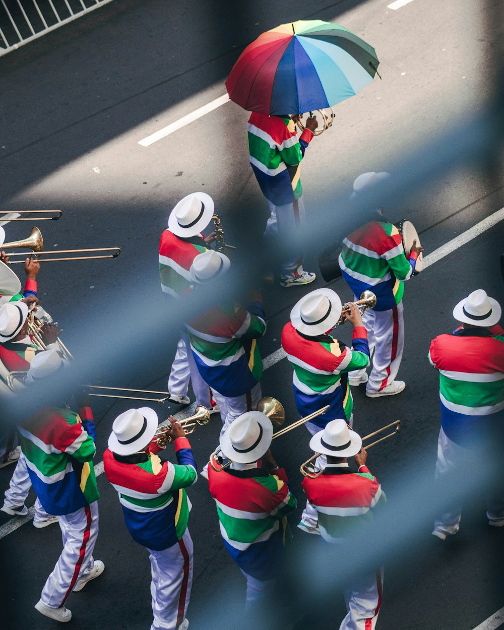 parapluie multicolore dans la rue pendant la journée