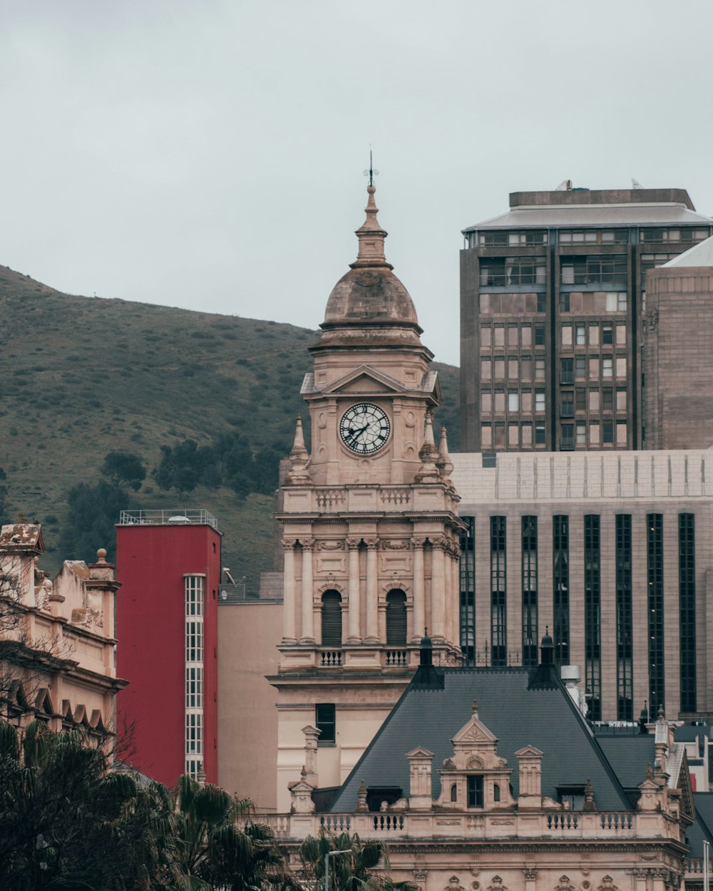 Una torre del reloj en medio de una ciudad