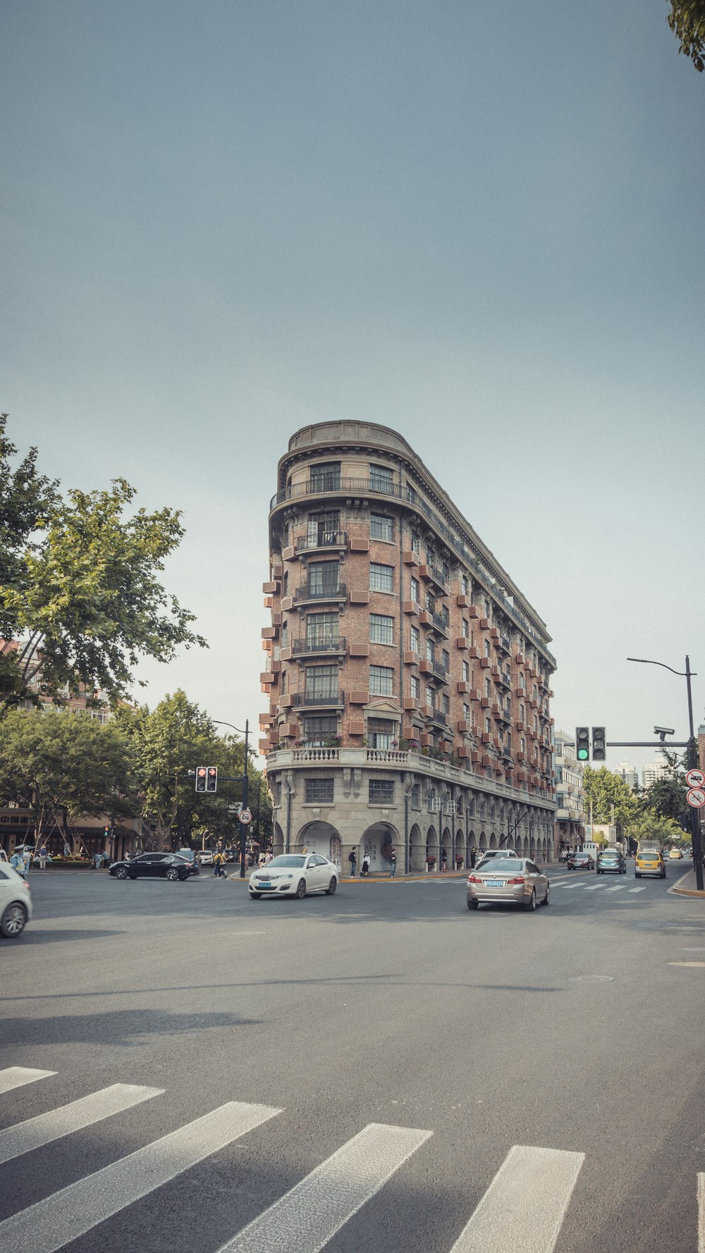 Tagsüber parken Autos neben braunem Betongebäude