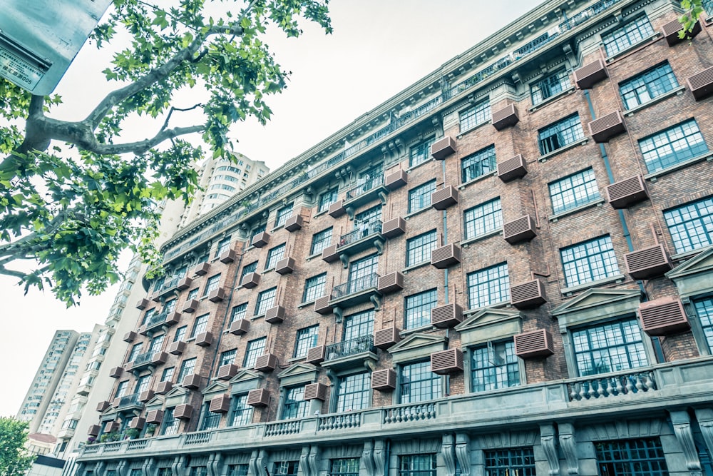 edifício de concreto marrom durante o dia