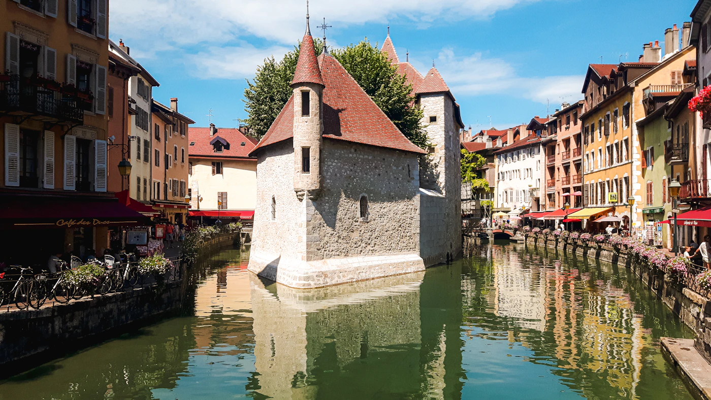 Lac d'Annecy et montagnes environnantes