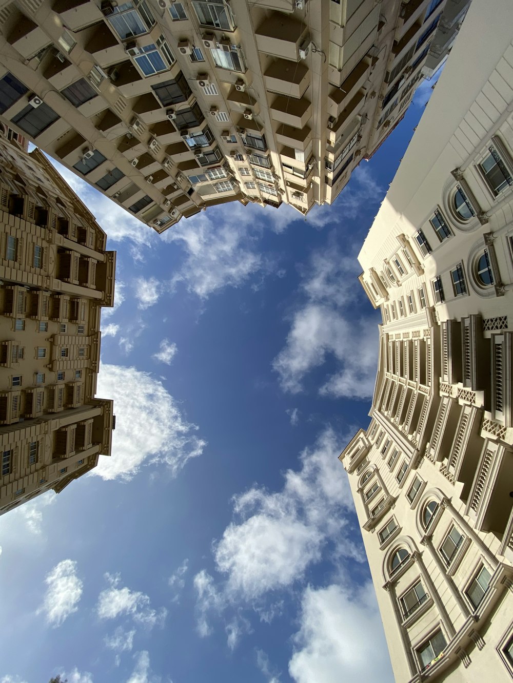 Edificio de hormigón blanco bajo el cielo azul durante el día