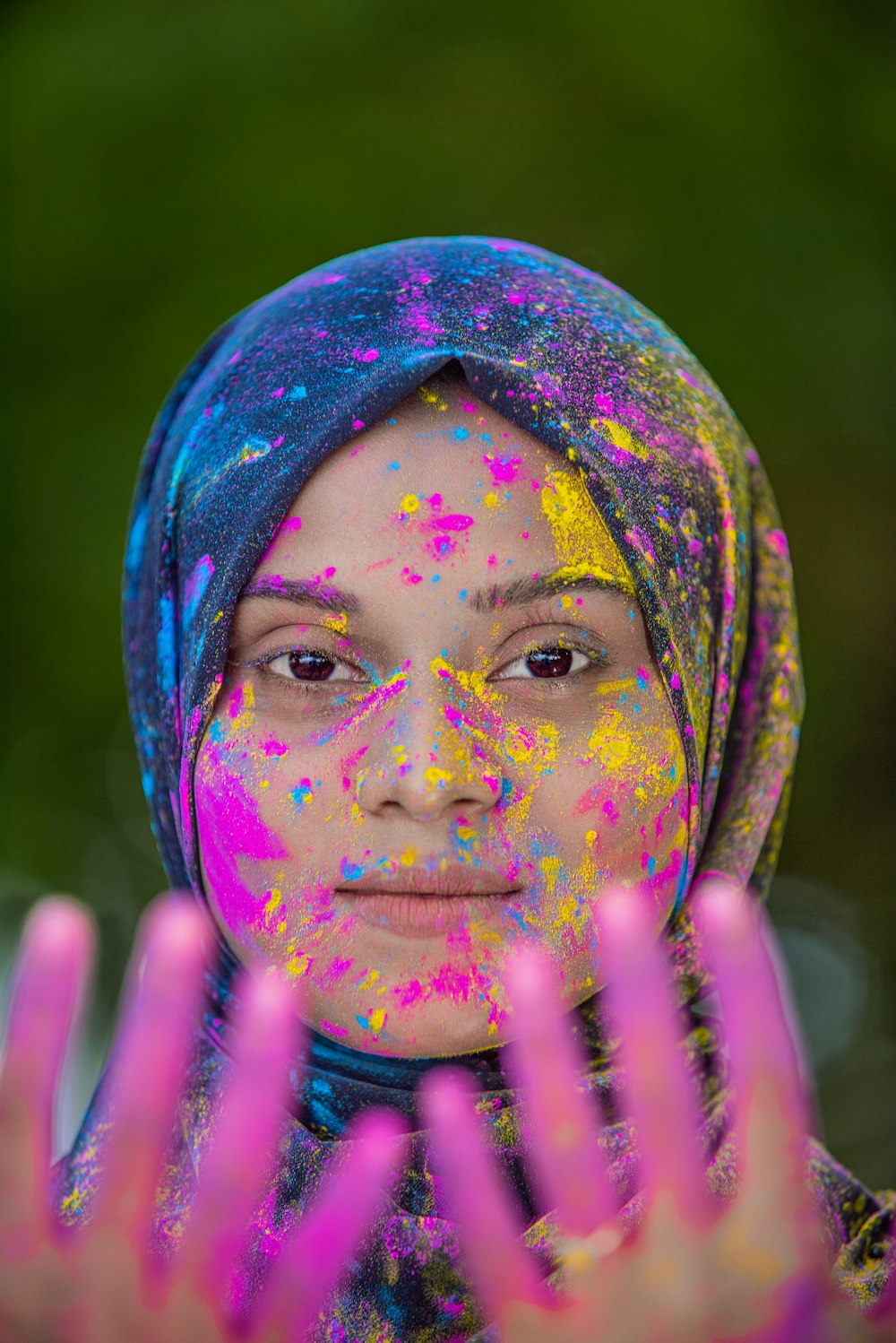 menina no hijab azul e cor-de-rosa