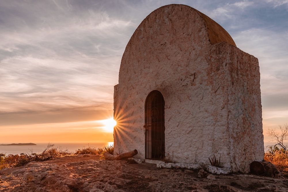 Edificio de hormigón marrón y gris durante la puesta del sol