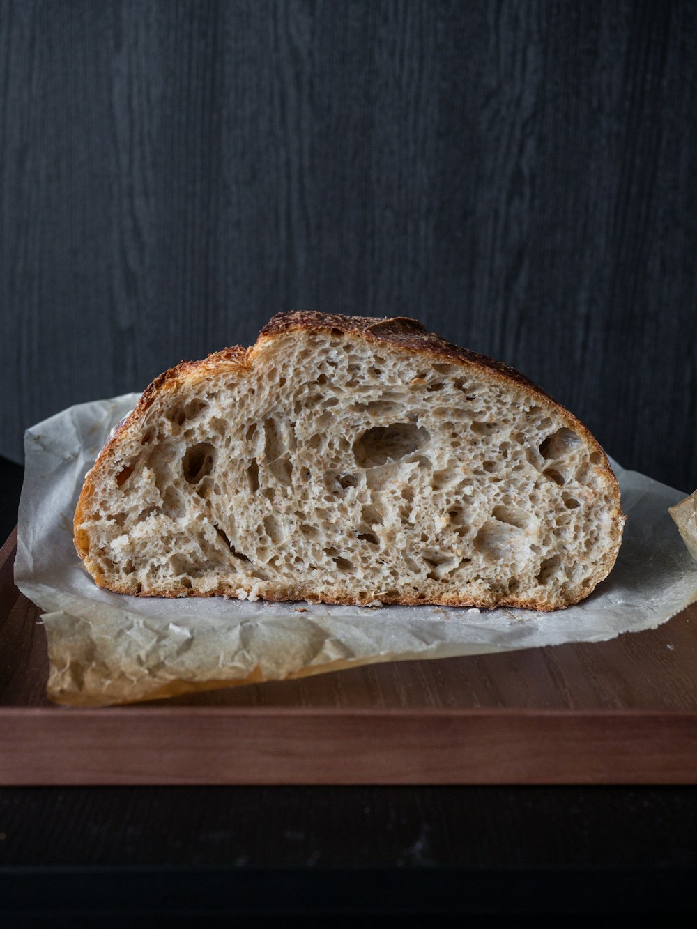 Pan sobre mesa de madera marrón