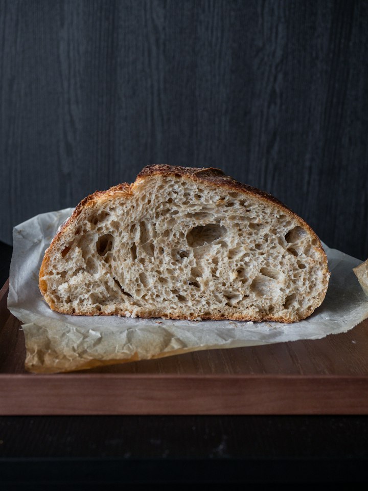 Un pain au levain coupé en deux