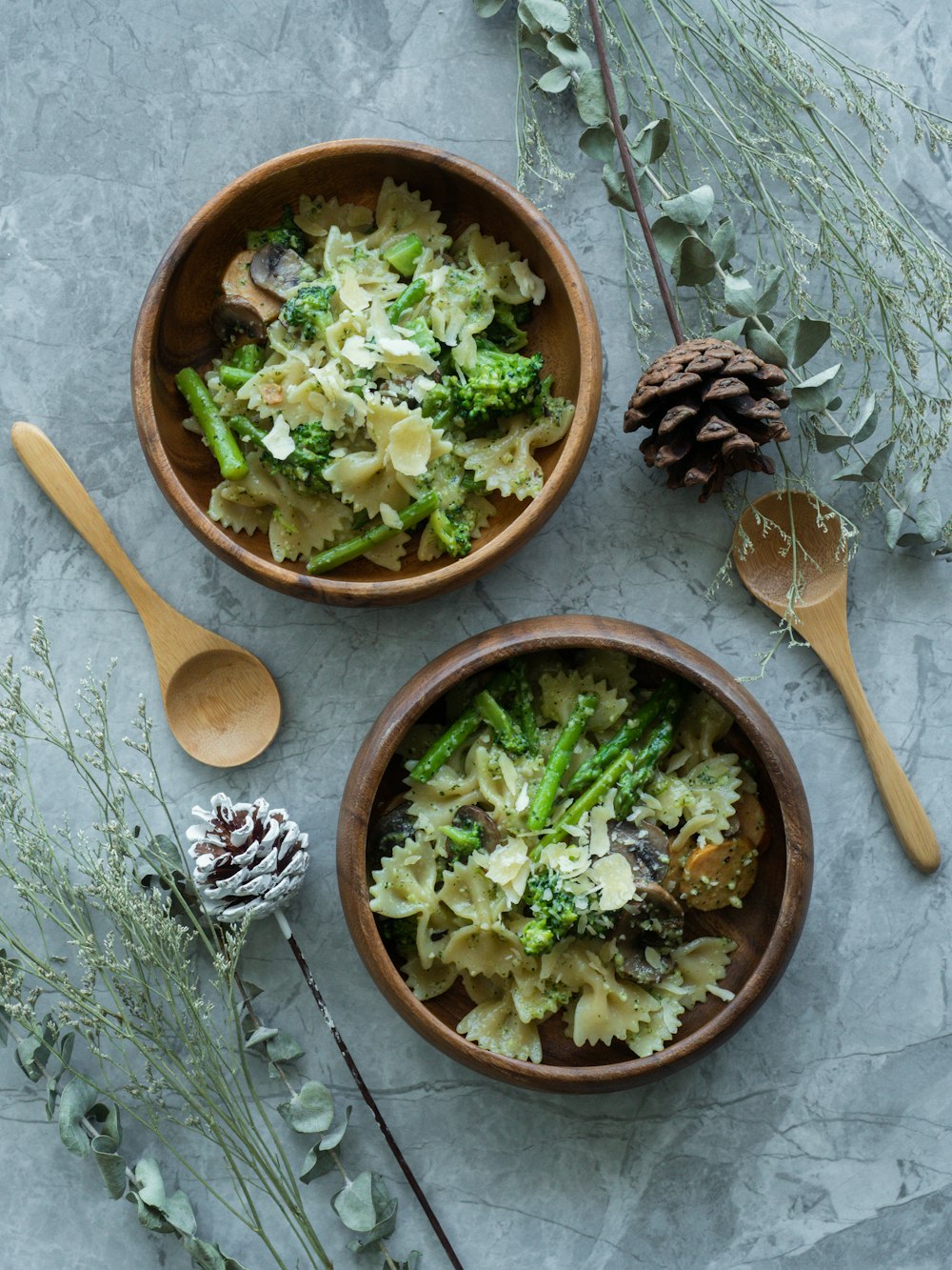 Gemüsesalat auf brauner Holzschüssel