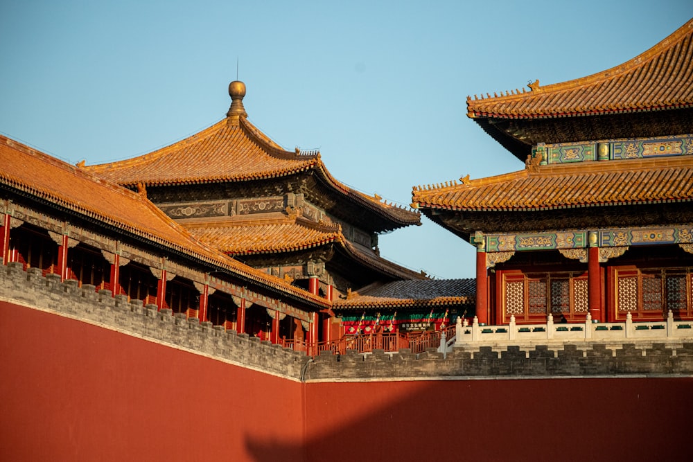 Roter und weißer Tempel unter blauem Himmel tagsüber