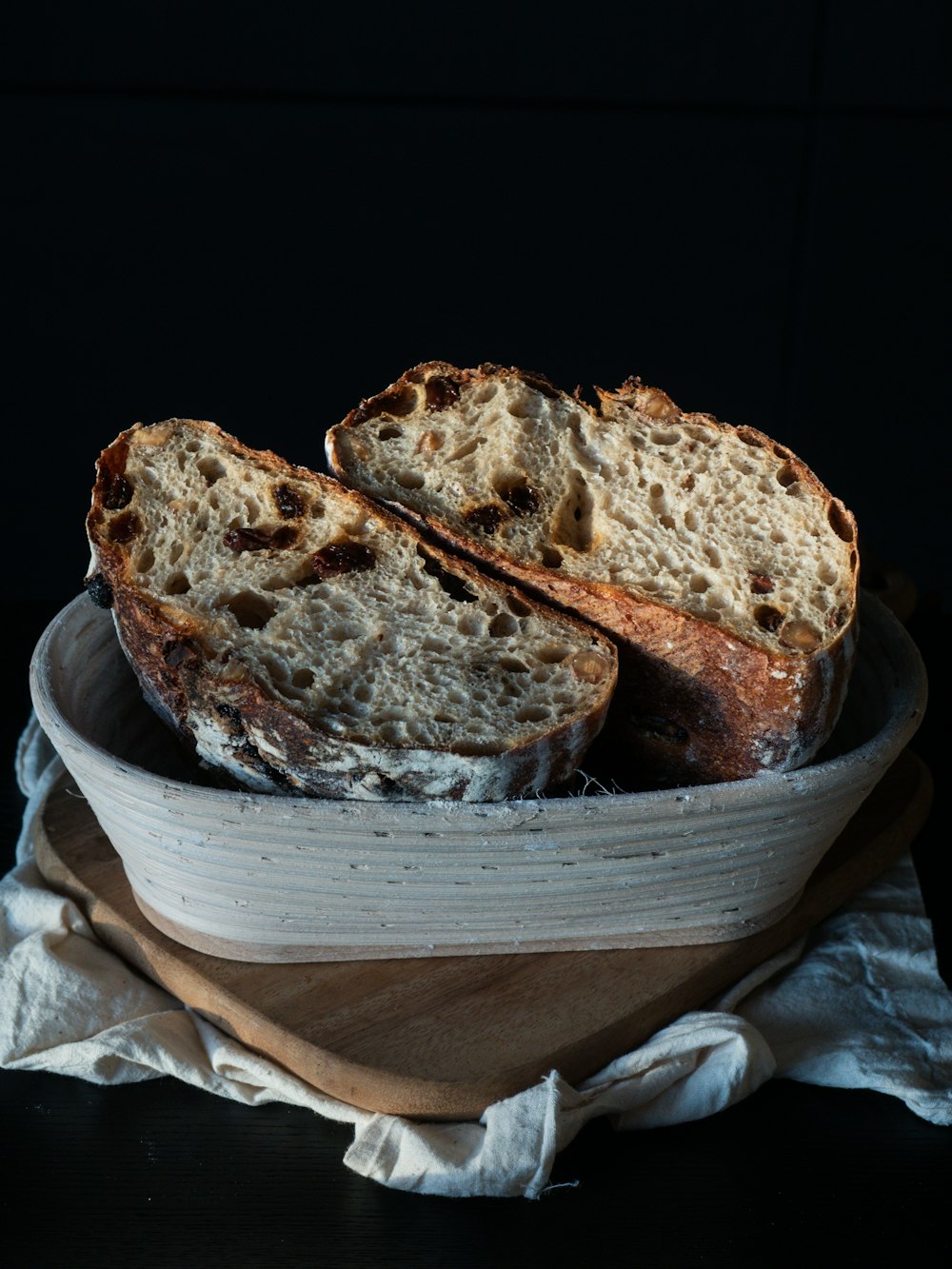pane a fette su vassoio rotondo in legno marrone