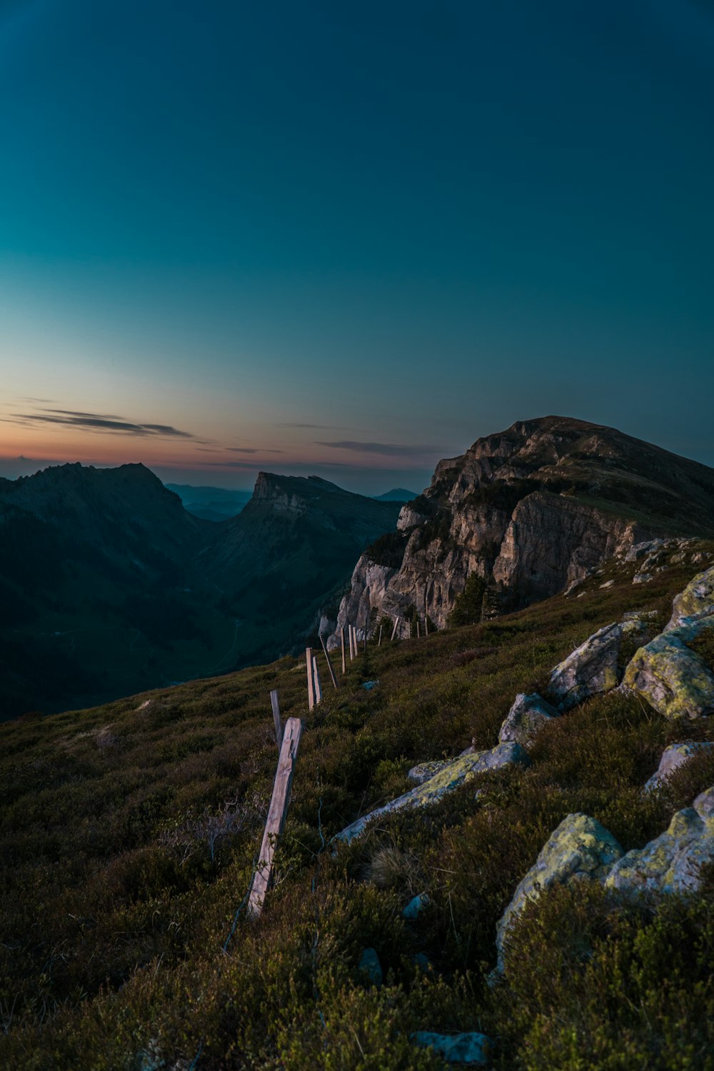 Montagna coperta di erba verde durante il giorno