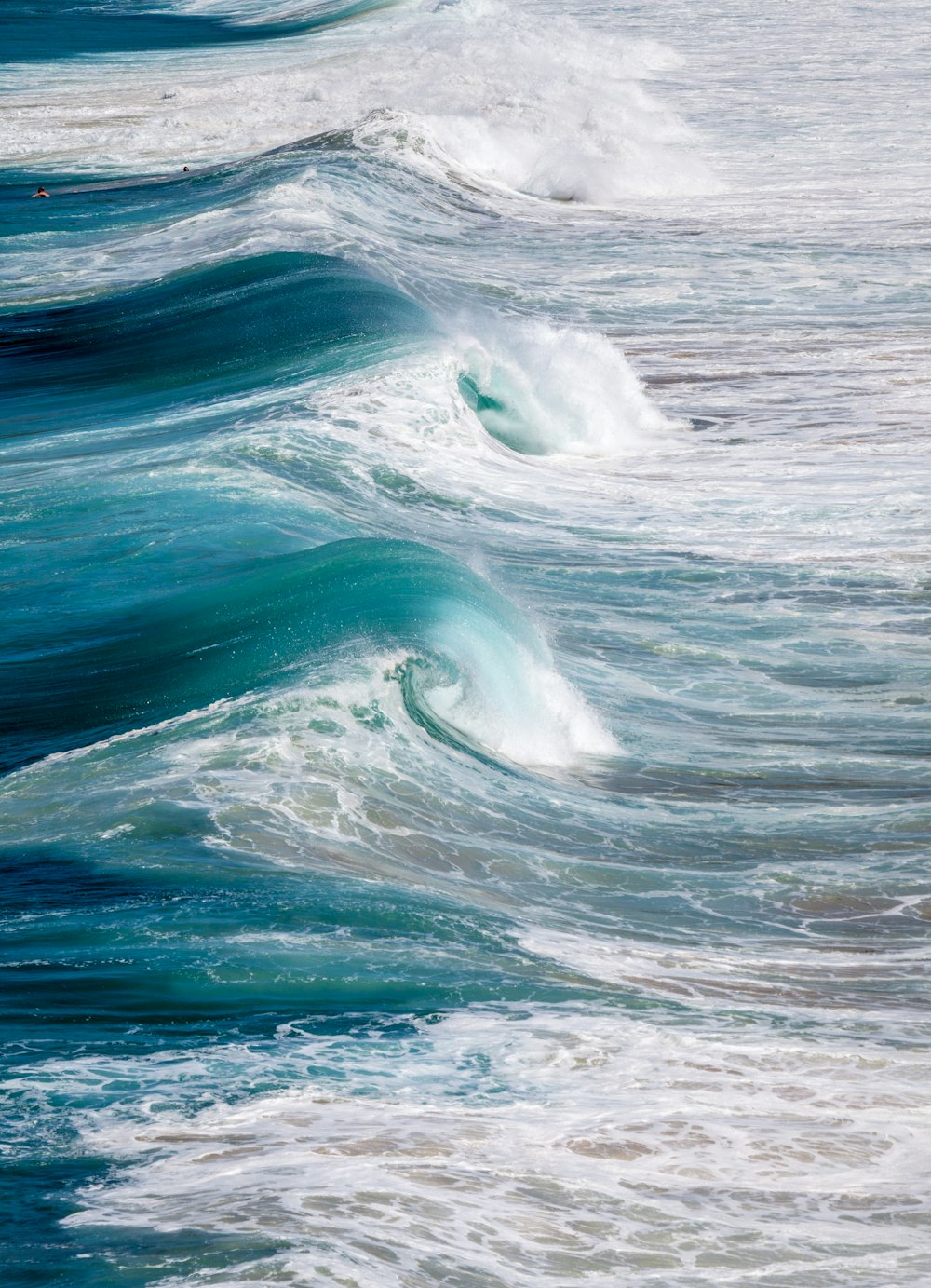 Meereswellen, die tagsüber an Land stürzen
