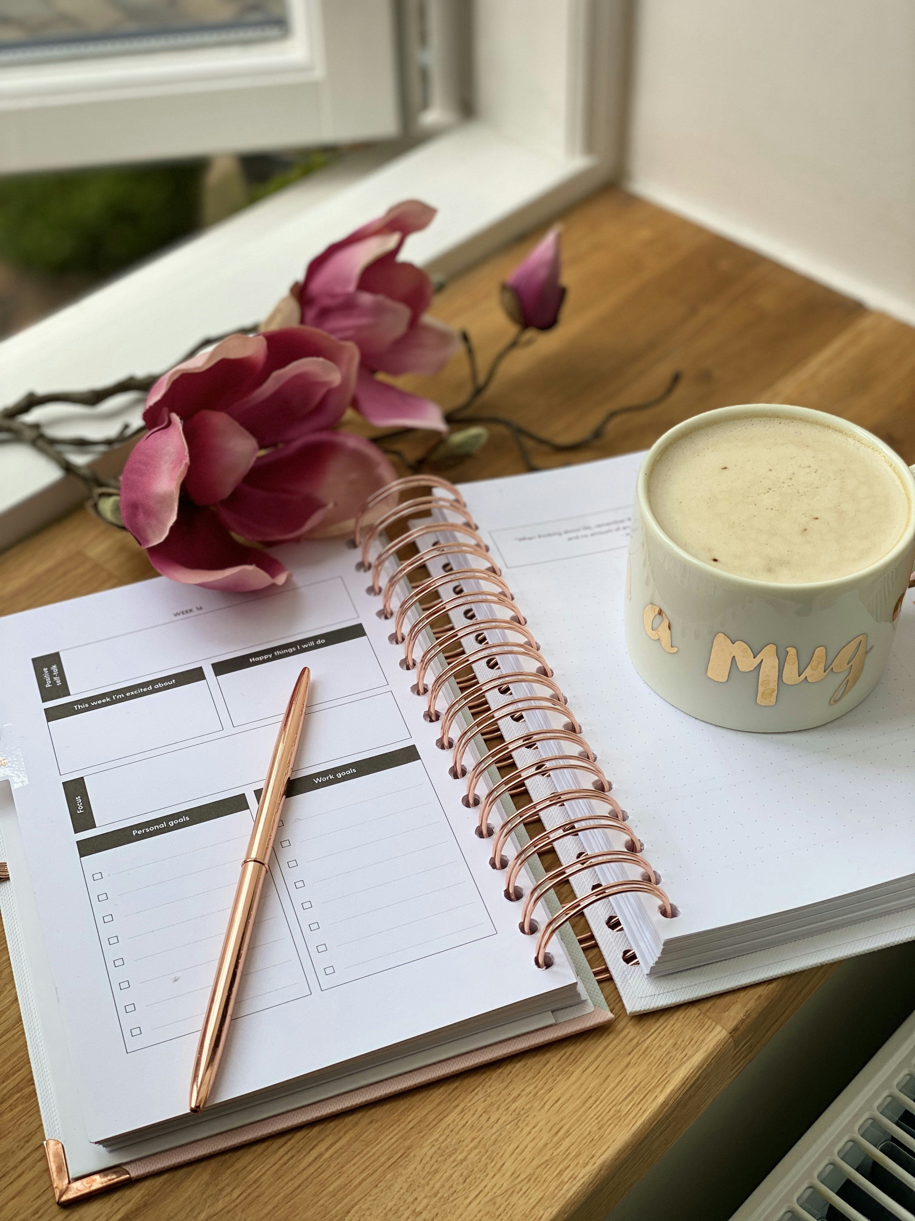 Lápiz marrón sobre cuaderno blanco