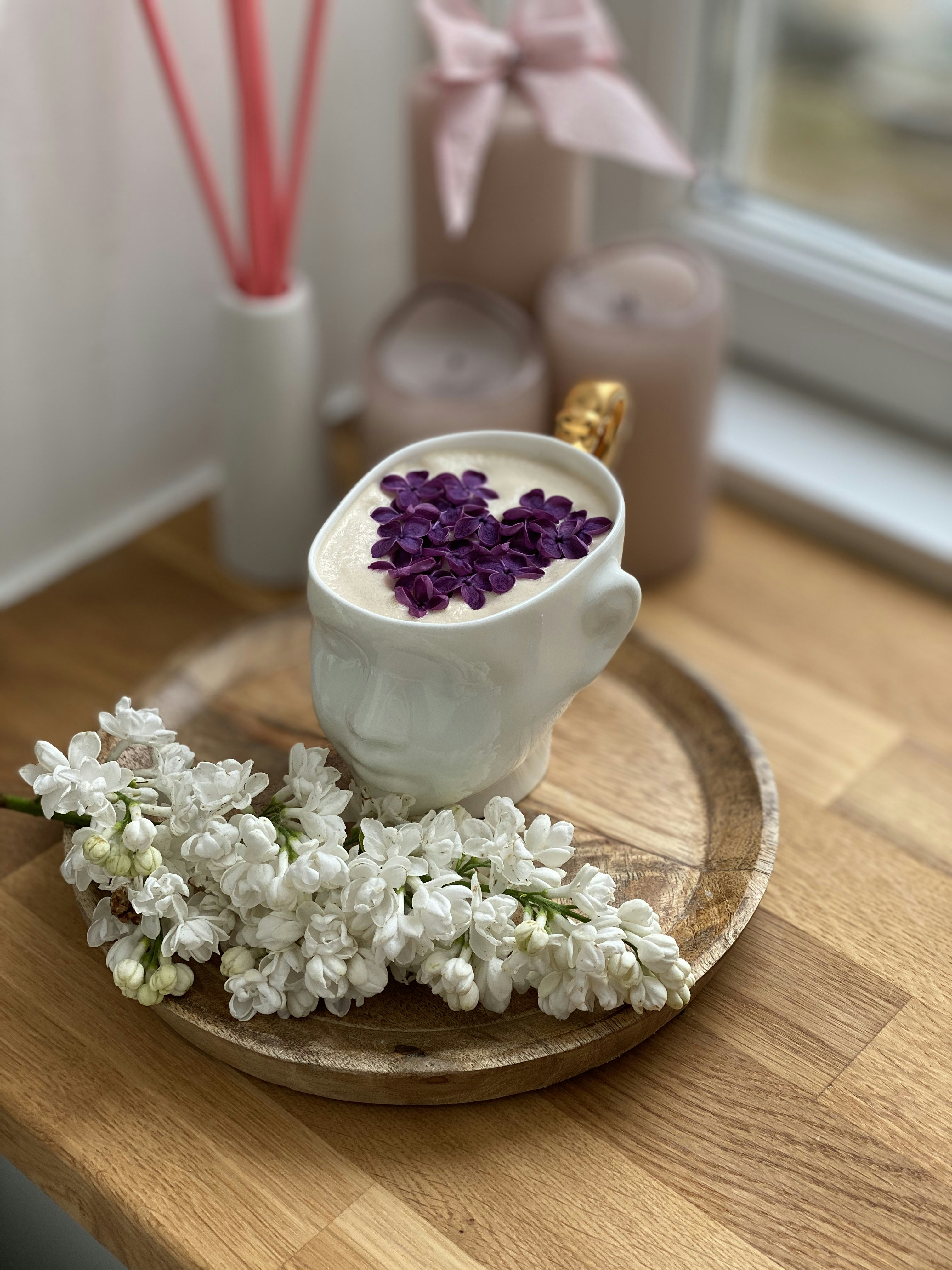 Cuenco de cerámica blanca con flores blancas y verdes