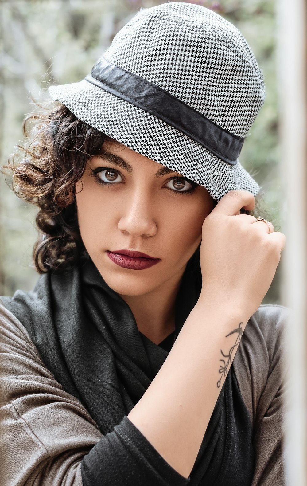 Frau mit grauem und schwarzem Hut