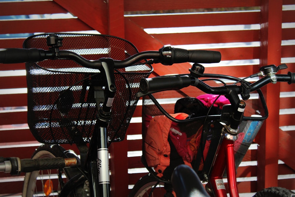 schwarz-rotes Fahrrad mit schwarz-weißem Fahrrad