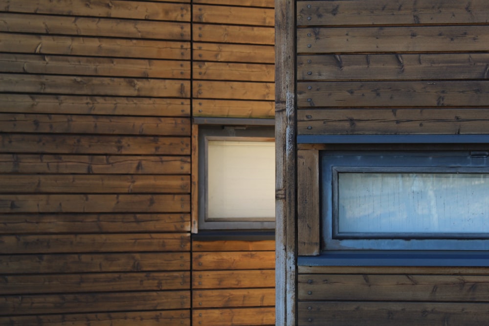 Cadre de fenêtre en bois brun avec cadre en bois blanc