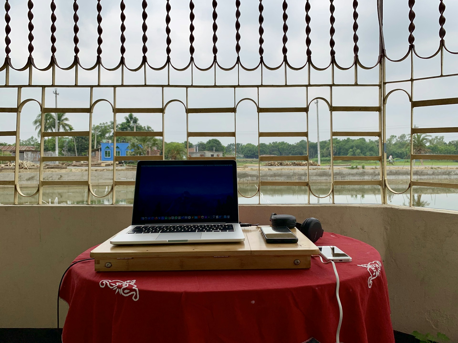 gray computer monitor