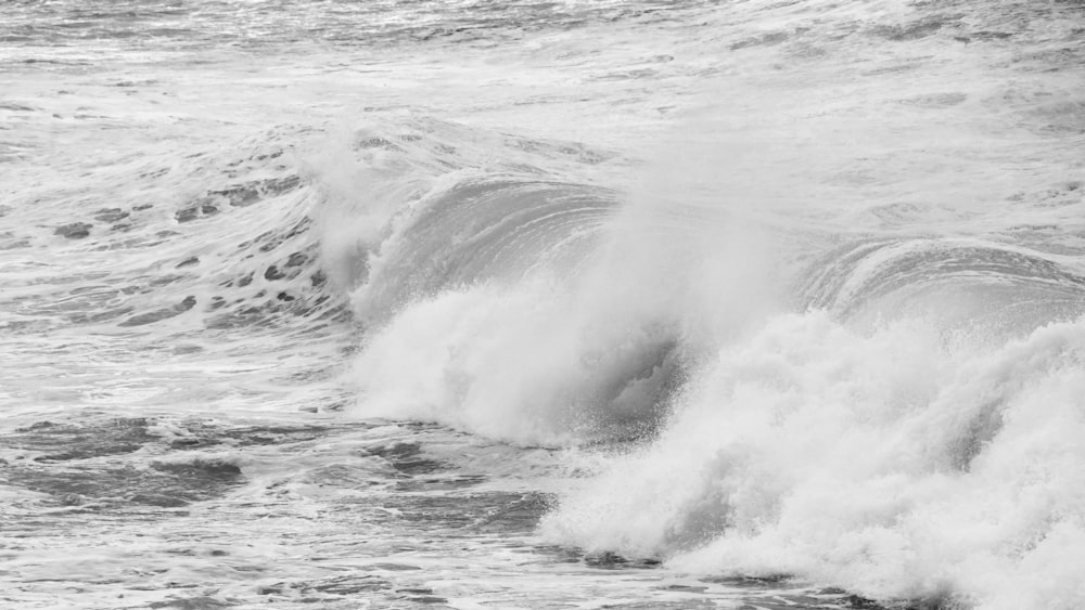 ocean waves crashing on shore during daytime