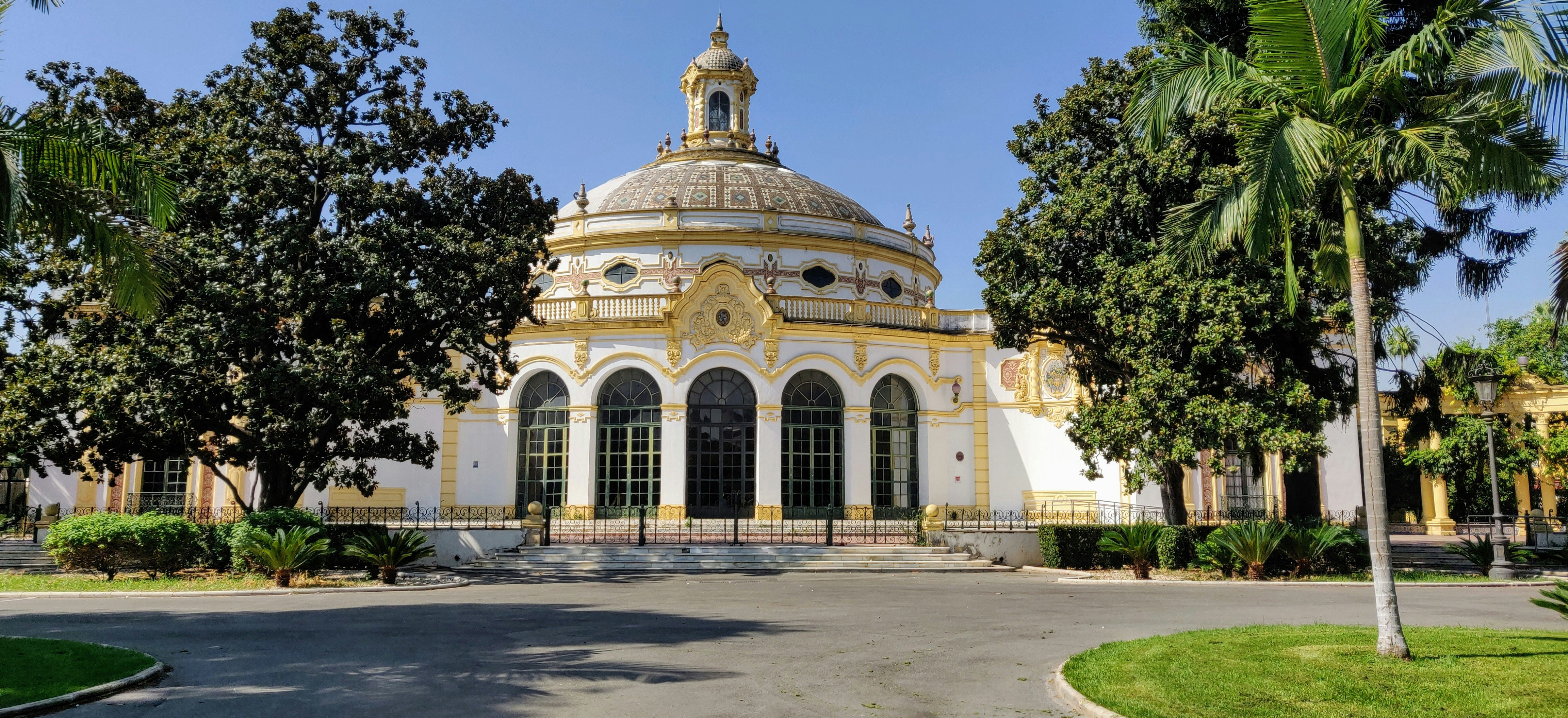 Edificio a cupola bianco e oro