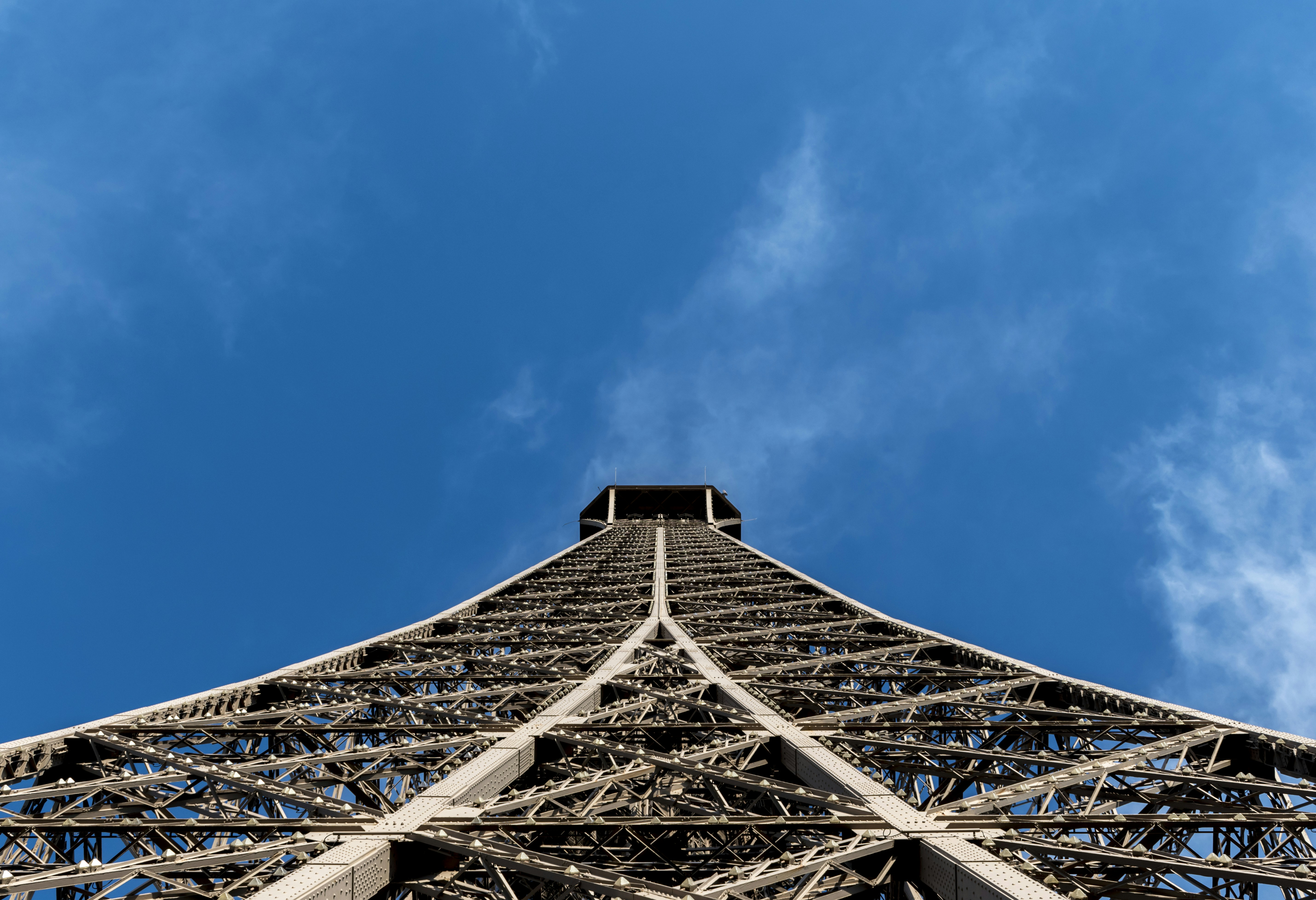 marco de metal negro bajo el cielo azul durante el día