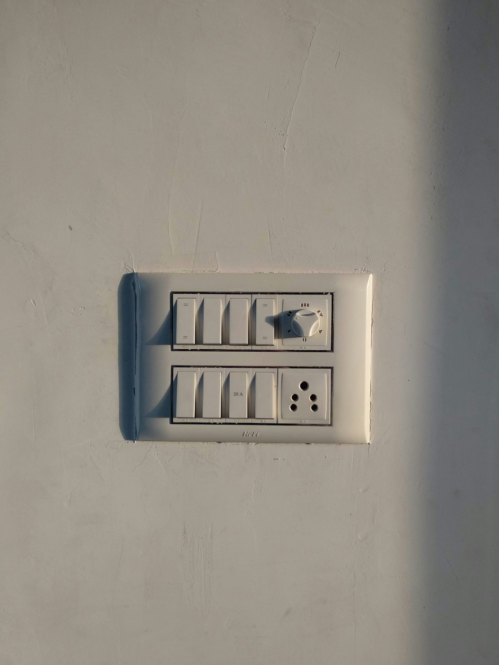 tomada elétrica branca montada na parede