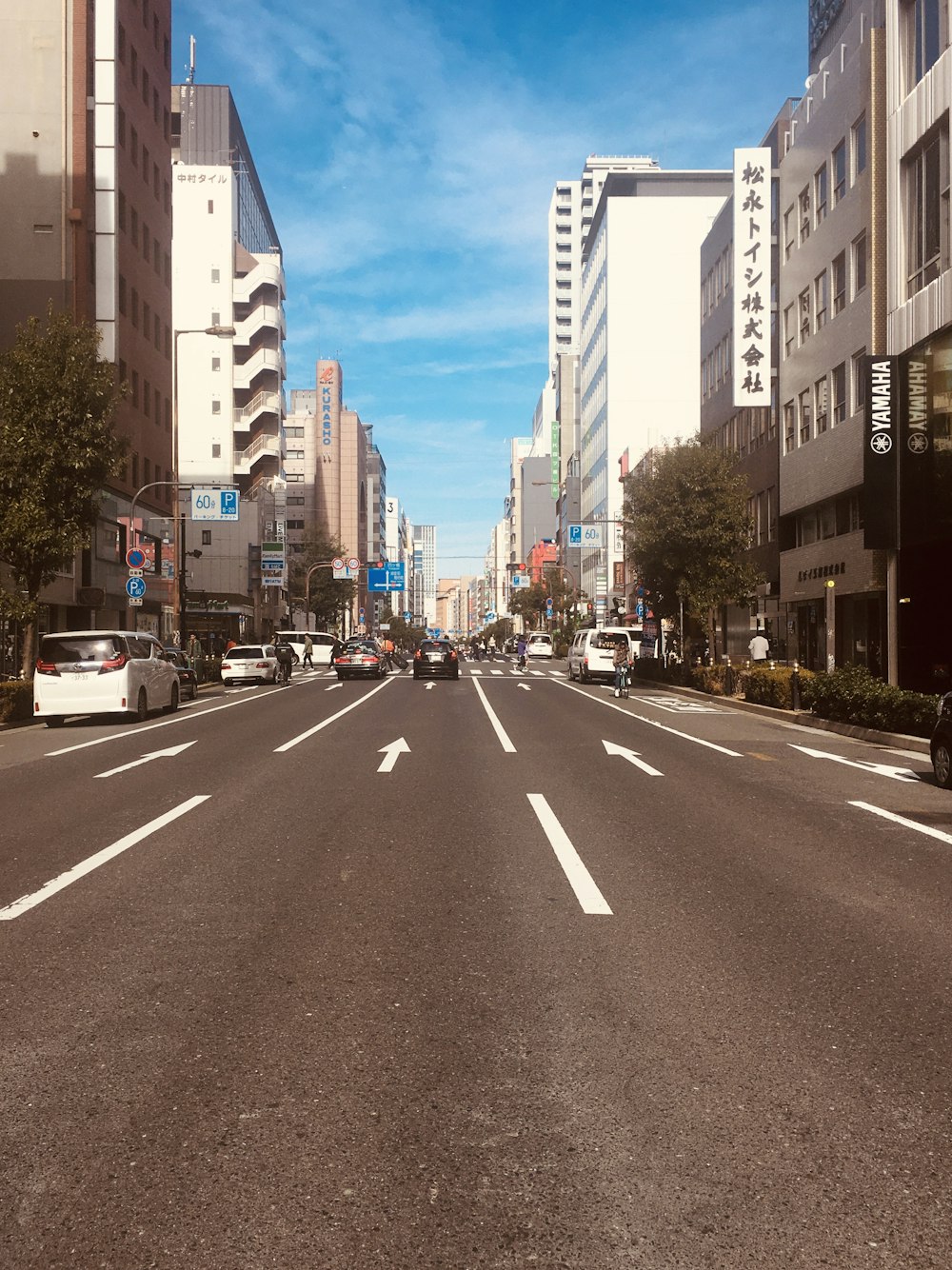 auto su strada vicino agli edifici durante il giorno