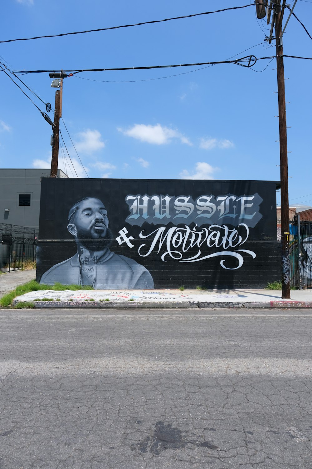 mulher no vestido branco em pé na frente do grafite da parede preta e branca