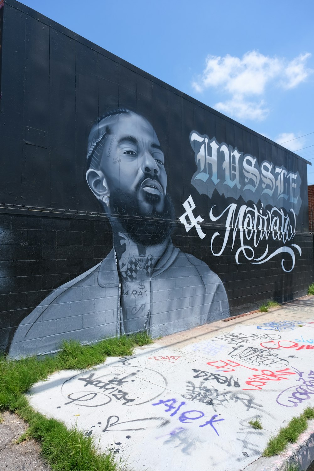 homem em cinza manga comprida camisa graffiti