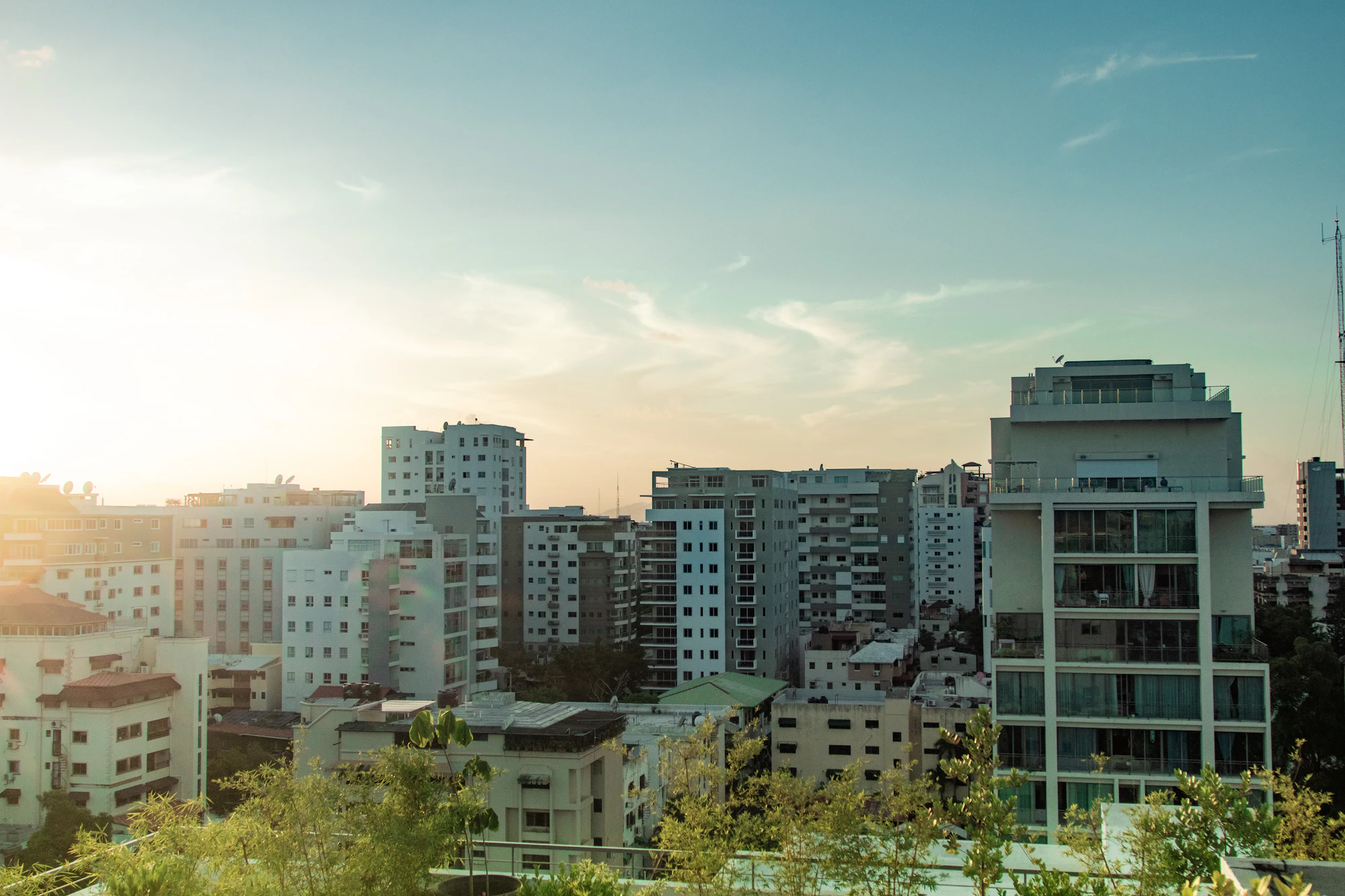 Edificios residenciales en una ciudad caribeña vistos desde lo alto