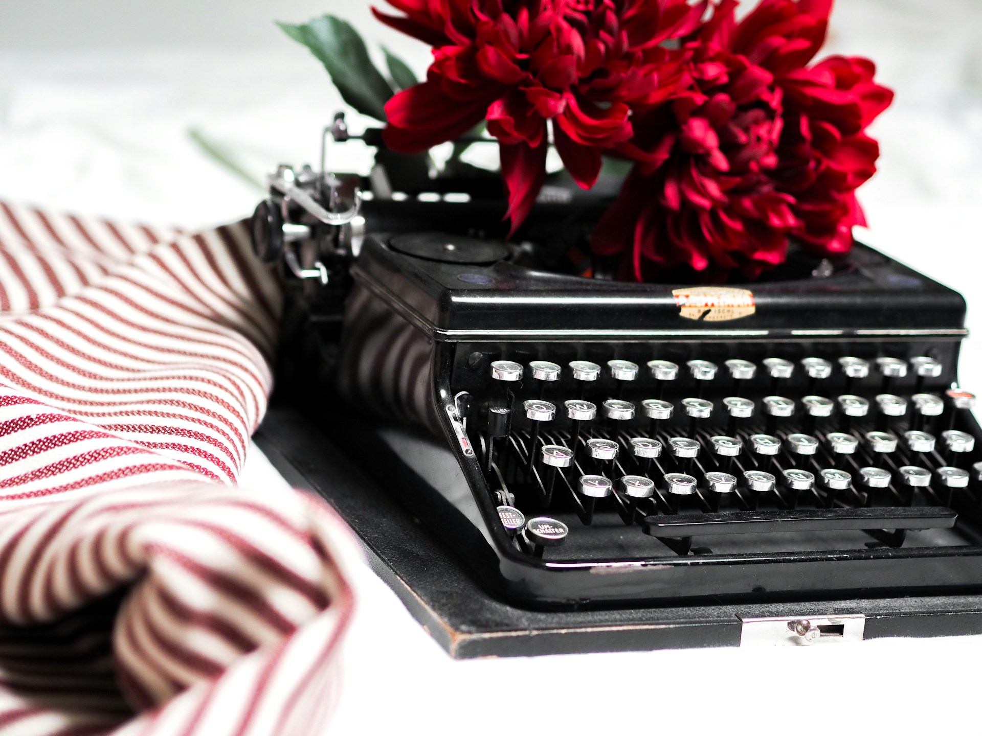 gray computer monitor