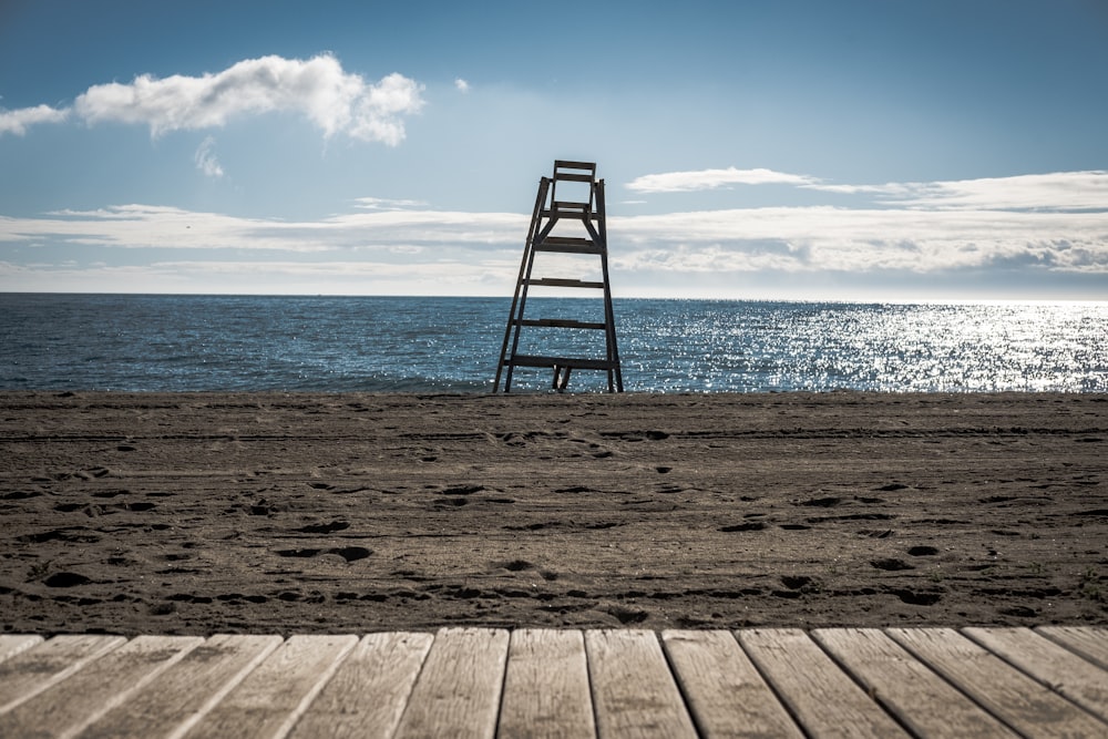 quai en bois brun sur la plage pendant la journée