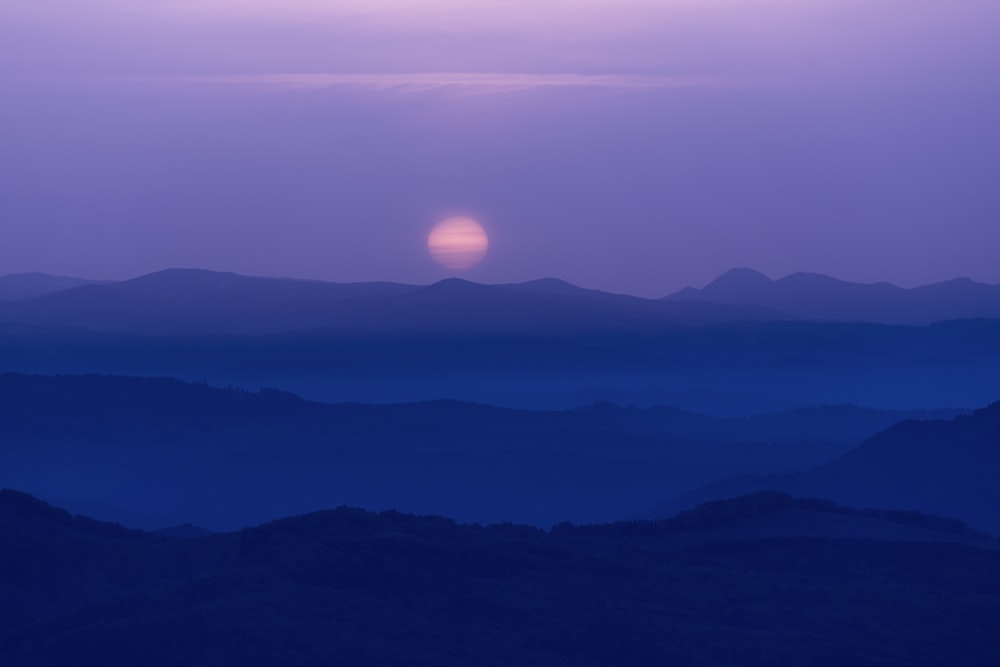 Silhouette der Berge bei Sonnenuntergang
