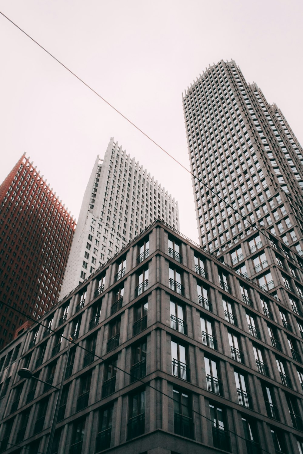 Fotografía de ángulo bajo de edificios de gran altura