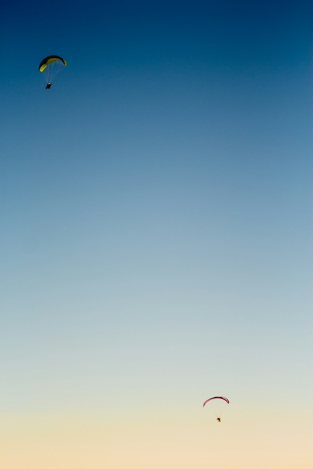 cielo azul y nubes blancas