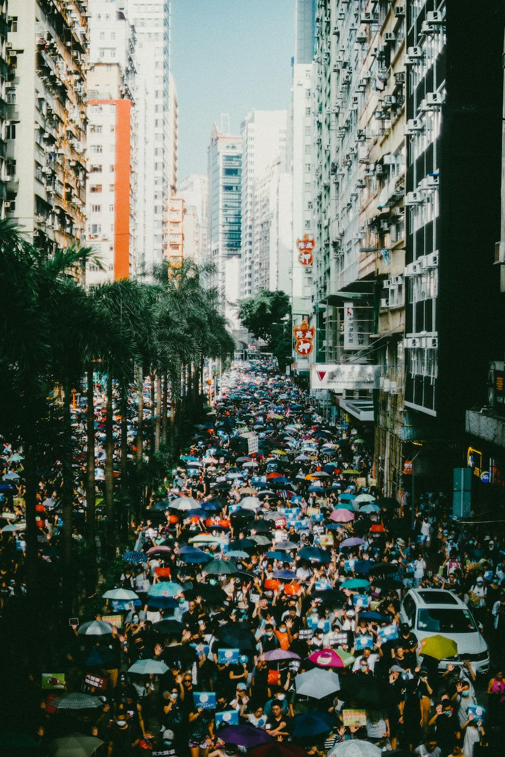 Menschen in einer Stadtstraße tagsüber