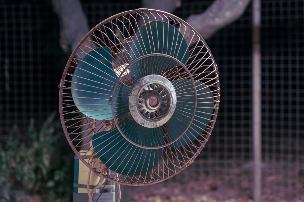 weißer und blauer Schreibtischventilator