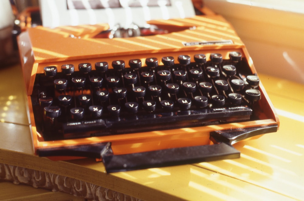 clavier d’ordinateur noir et marron