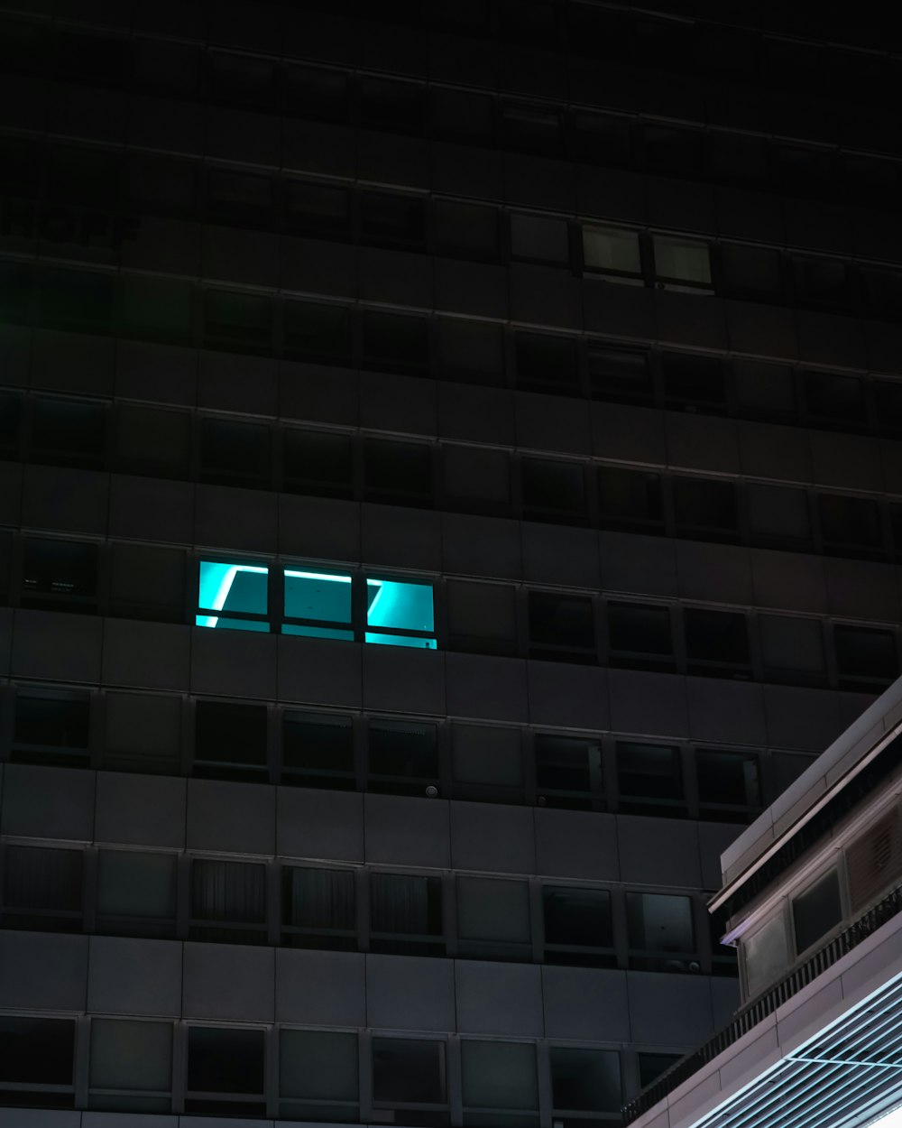 edifício de concreto cinza com luz azul